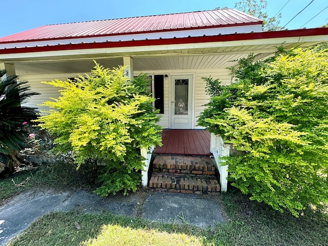 entrance to property featuring covered porch