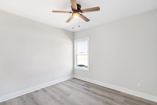 empty room featuring light wood-style floors, baseboards, and a ceiling fan