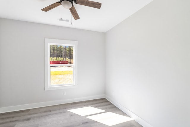 unfurnished room featuring light wood-style floors, baseboards, and a ceiling fan