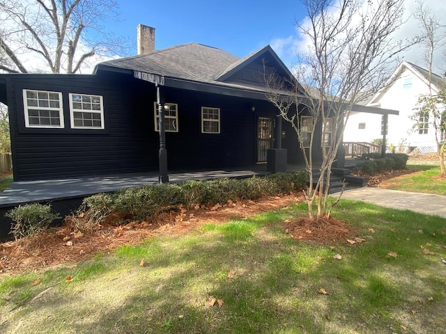 view of front facade with a front lawn and covered porch