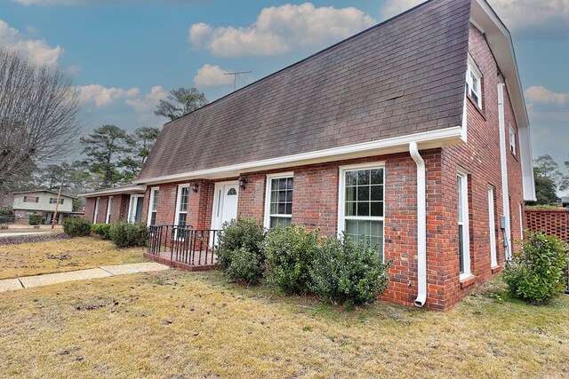 view of front of property with a front lawn