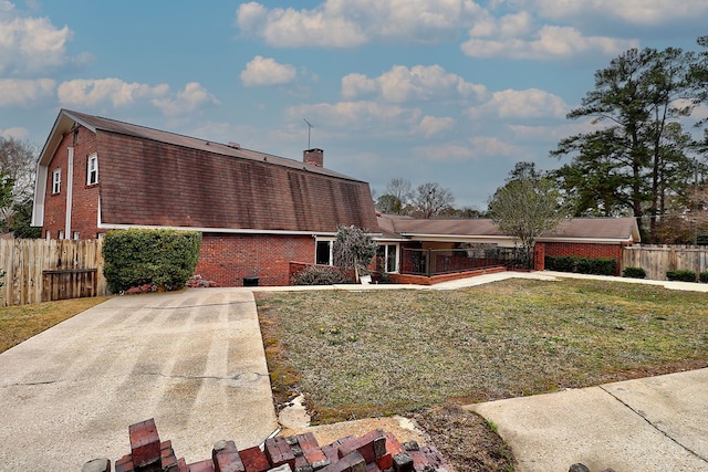 view of front of home featuring a front yard