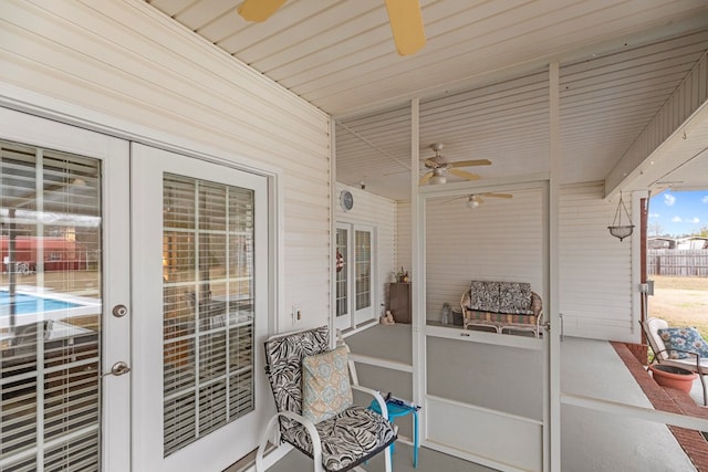 sunroom with ceiling fan