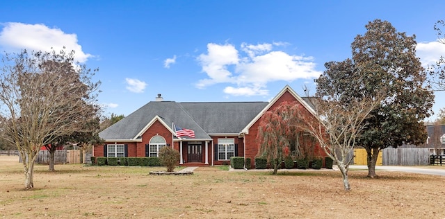 view of front of property featuring a front lawn