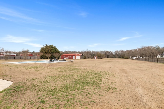 view of yard with an outbuilding