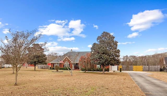 view of front facade with a front yard