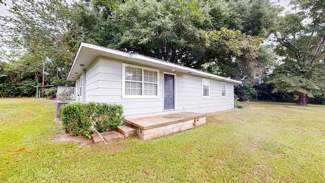 806 County Road 23, Skipperville, AL 36374 - view of front facade featuring a front lawn