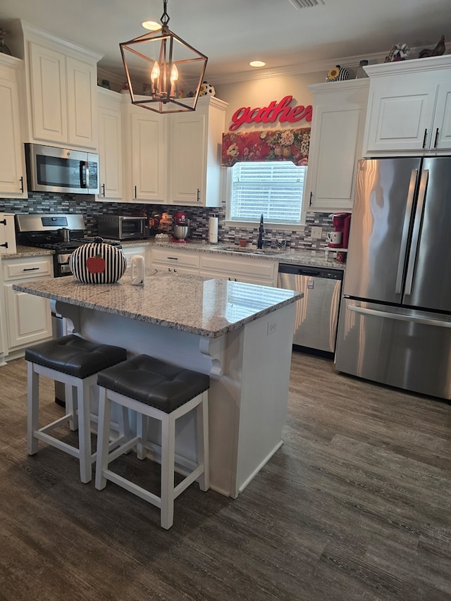 526 Ridgeland Rd, Dothan, AL 36301 - kitchen with stainless steel appliances, a sink, white cabinets, crown molding, and recessed lighting