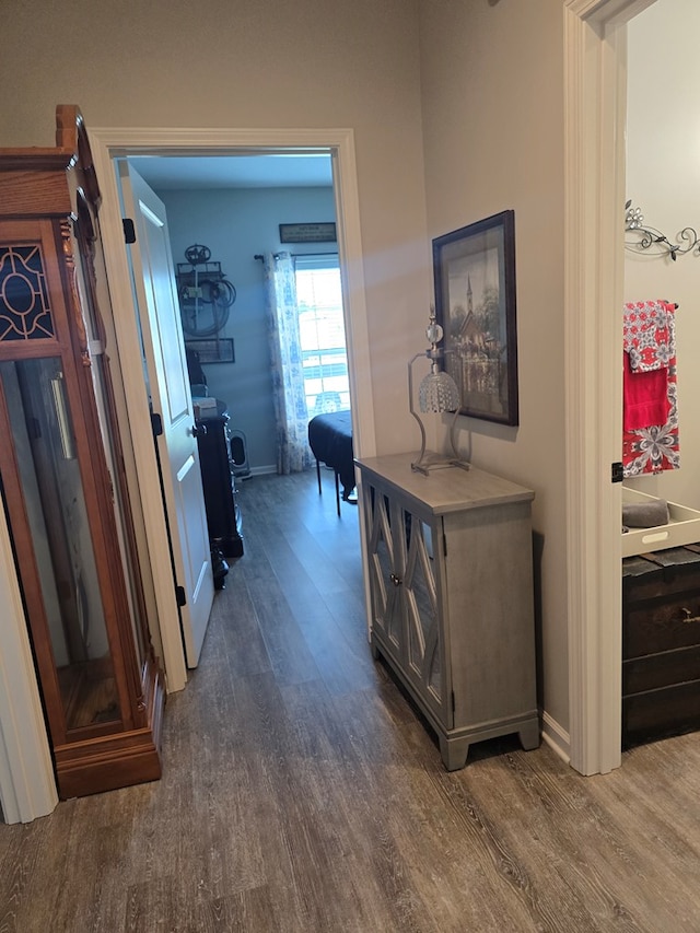 526 Ridgeland Rd, Dothan, AL 36301 - hall featuring dark wood-type flooring and baseboards