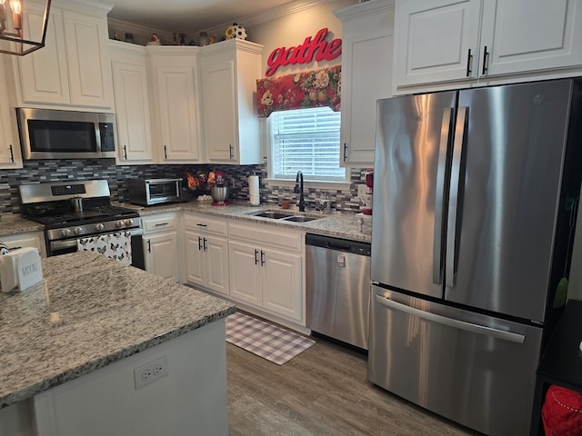 526 Ridgeland Rd, Dothan, AL 36301 - kitchen featuring appliances with stainless steel finishes, a sink, crown molding, white cabinets, and wood finished floors