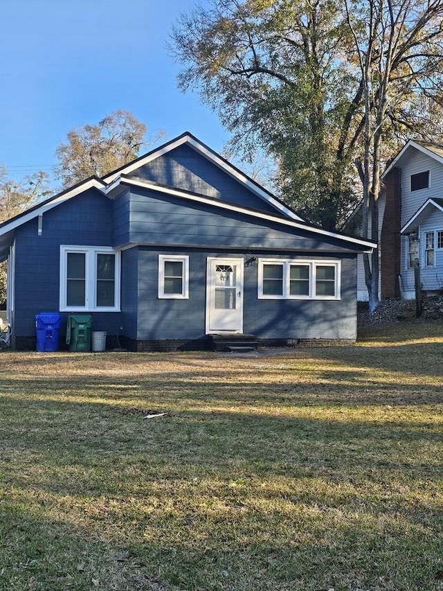 view of front of house featuring entry steps and a front yard