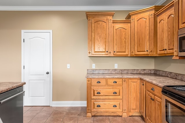 2045 Holland Rd, Newton, AL 36352 - kitchen featuring appliances with stainless steel finishes, crown molding, baseboards, and light countertops