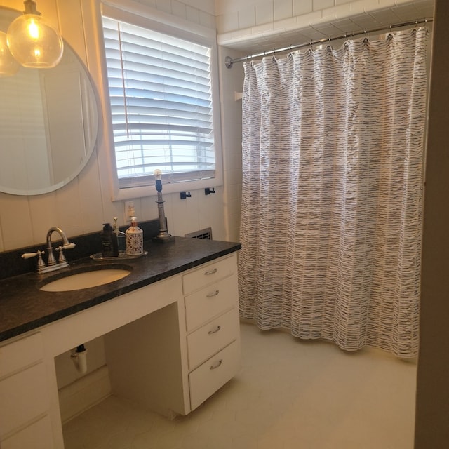 full bathroom featuring a shower with curtain and a sink