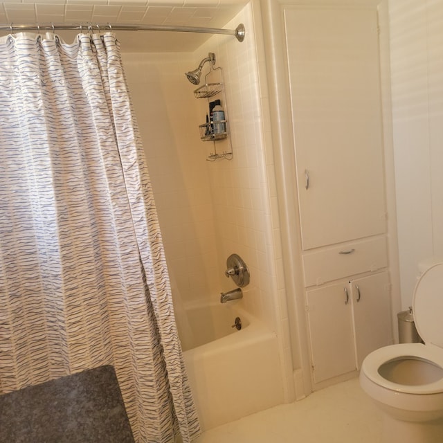 full bath with toilet and shower / bathtub combination with curtain