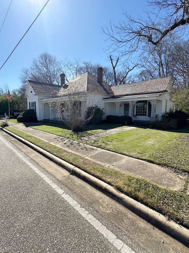 ranch-style home featuring driveway and a front lawn