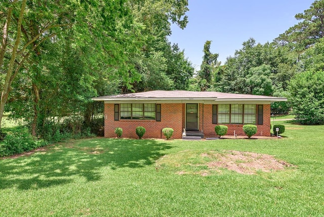 single story home with a front lawn