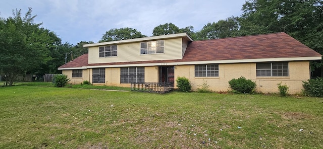 1594 Denton Rd, Dothan, AL 36303 - traditional-style home with brick siding and a front yard