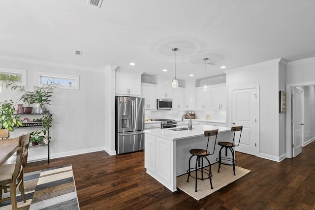 606 Billings Trl, Dothan, AL 36305 - kitchen with stainless steel appliances, light countertops, baseboards, an island with sink, and a breakfast bar area