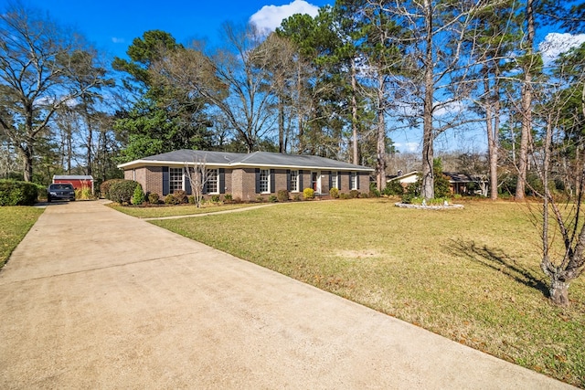 ranch-style house featuring a front lawn