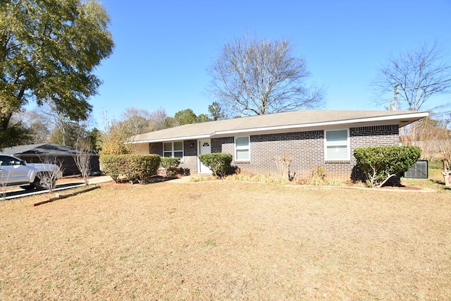 single story home featuring a front lawn