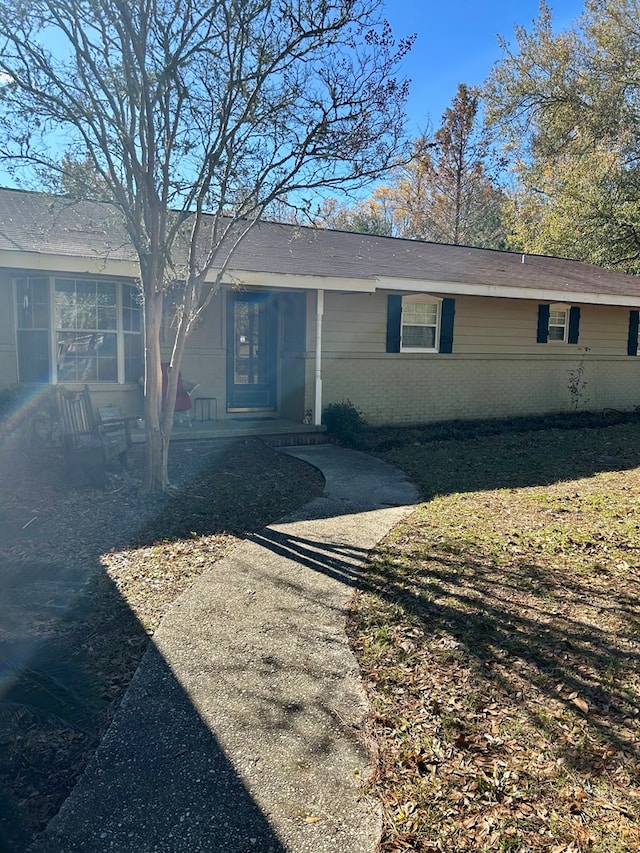 view of front of home featuring a front yard