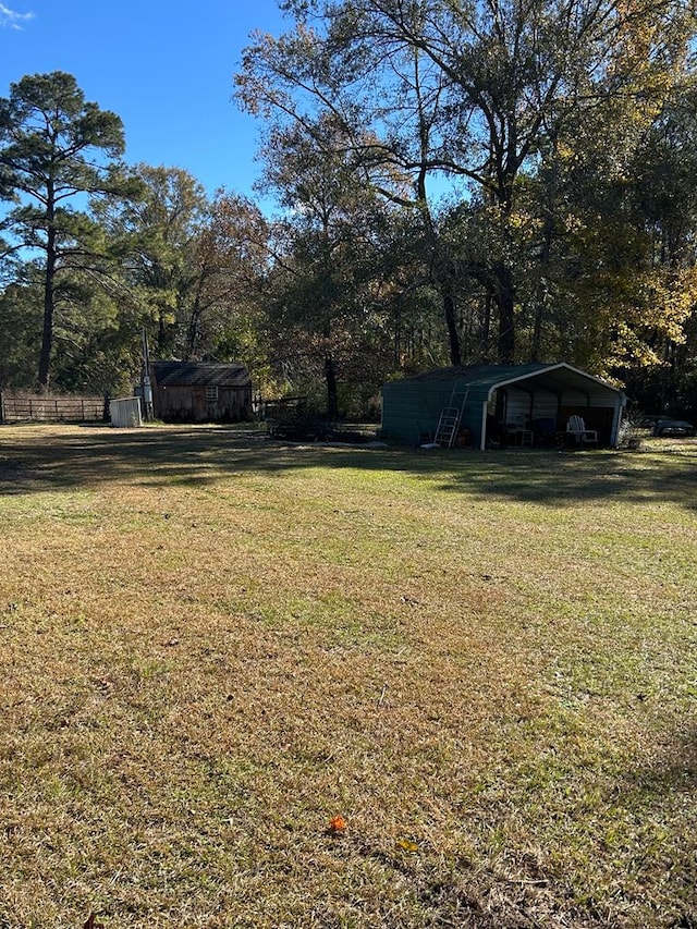 view of yard featuring an outbuilding