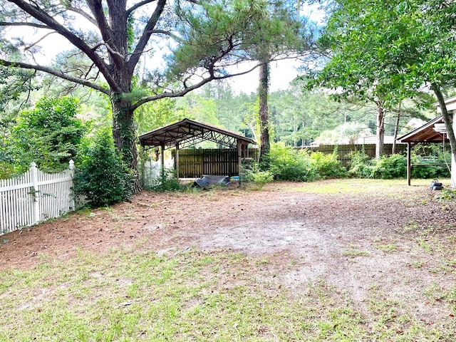 view of yard featuring an outdoor structure