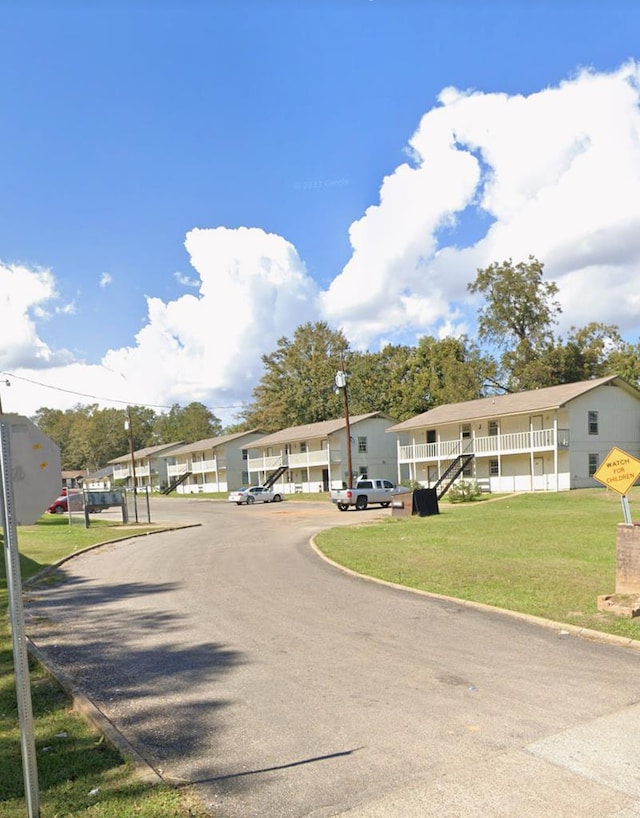 view of front facade with a front yard