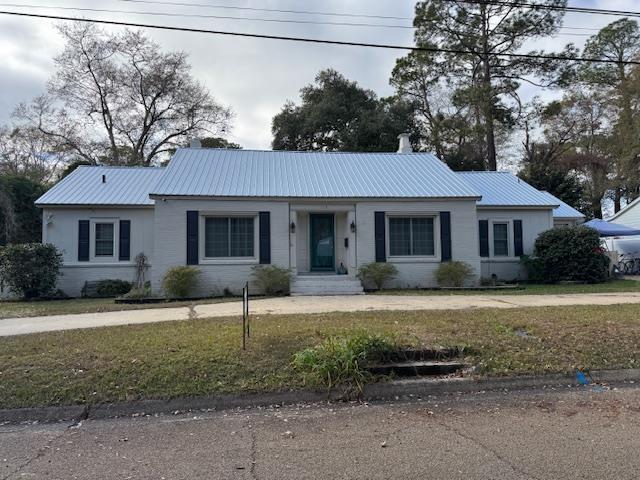 single story home featuring a front yard