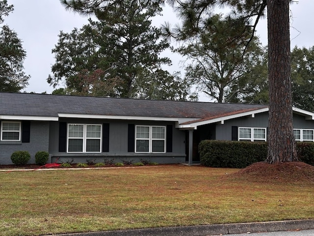 single story home with a front lawn