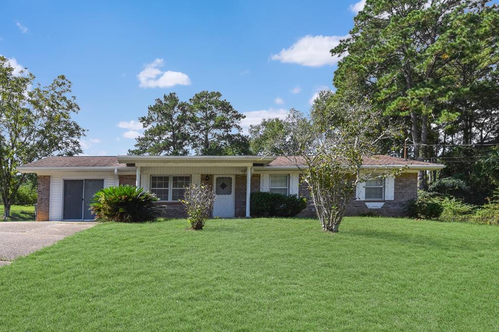 ranch-style home with a front lawn