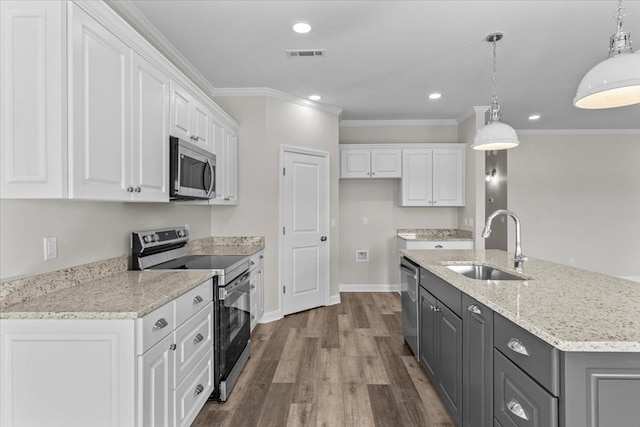 kitchen featuring sink, dark wood-type flooring, stainless steel appliances, white cabinets, and decorative light fixtures