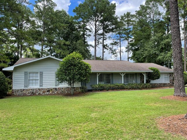 single story home with a front yard