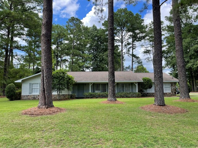 single story home featuring a front yard