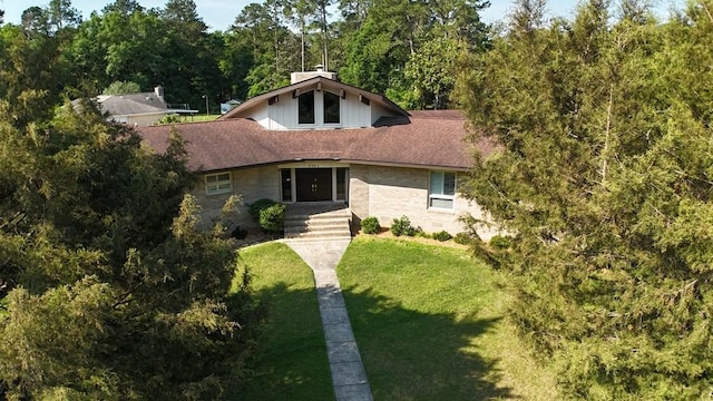 view of front of house with a front lawn