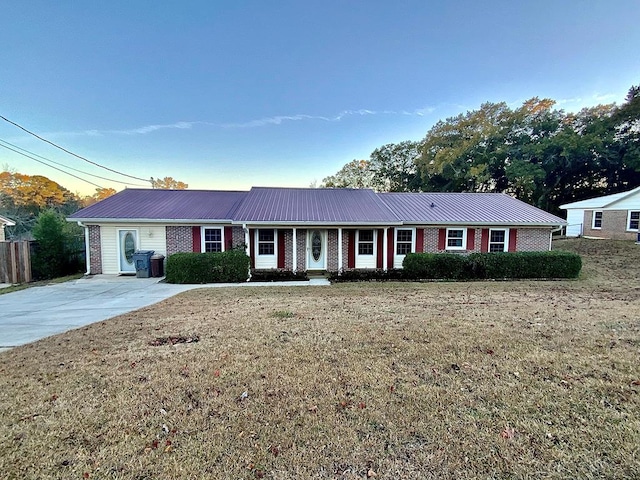 ranch-style house with covered porch and a front yard