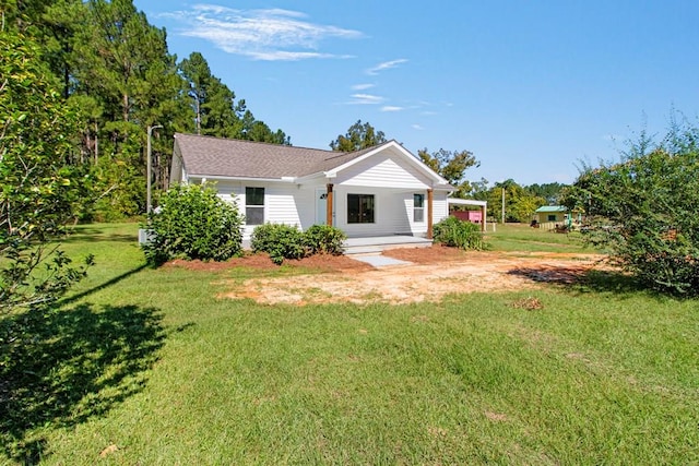 single story home with a front lawn