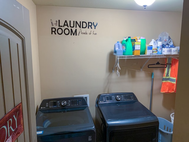 708 Sandstone Dr, Dothan, AL 36303 - laundry area with washing machine and dryer
