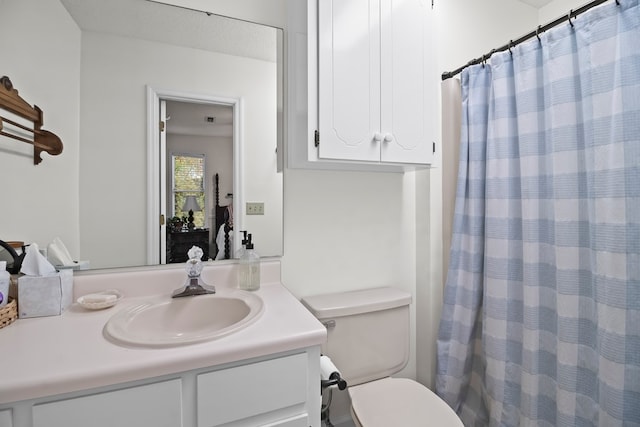 bathroom featuring a shower with shower curtain, vanity, and toilet