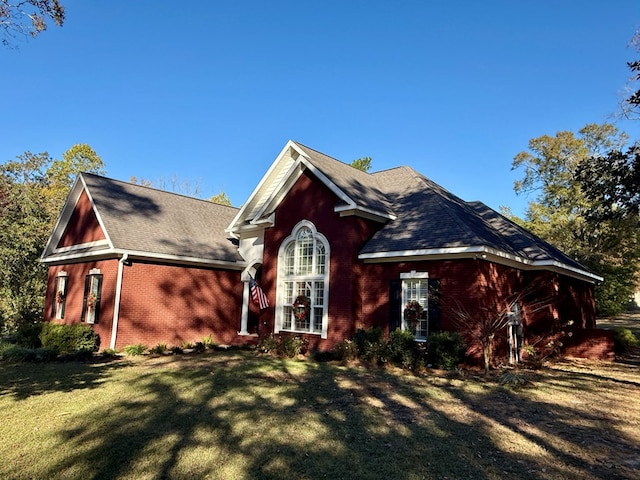 view of front of home featuring a front lawn