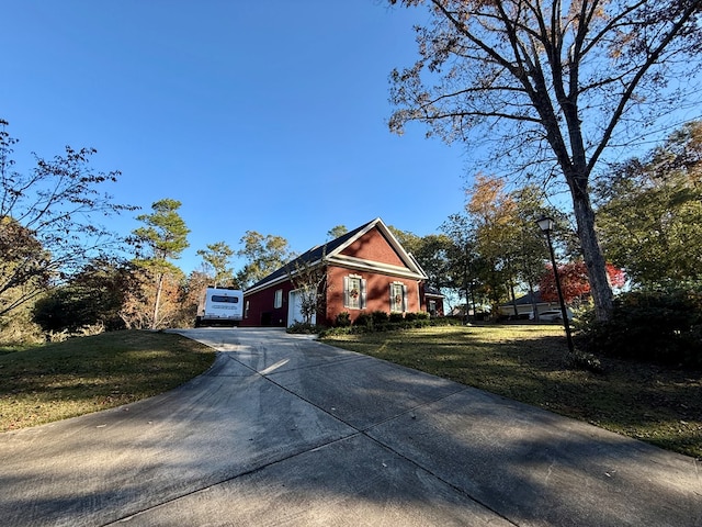 view of front of house with a front lawn