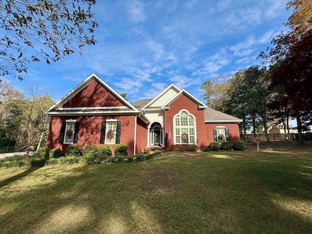 view of front of house featuring a front lawn