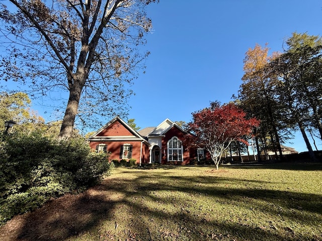 view of front of house featuring a front yard