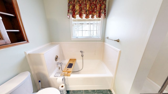 412 Darlington Cir, Dothan, AL 36301 - bathroom featuring toilet and a garden tub