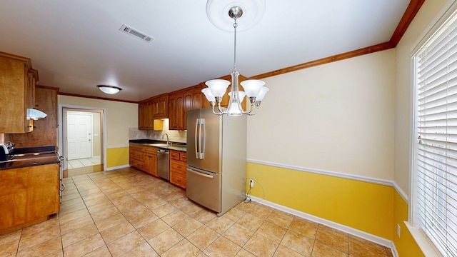 412 Darlington Cir, Dothan, AL 36301 - kitchen featuring stainless steel appliances, a sink, a chandelier, decorative backsplash, and baseboards