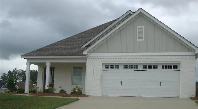 view of front of property featuring a front lawn and a garage