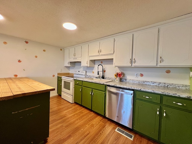 kitchen with visible vents, under cabinet range hood, stainless steel dishwasher, electric stove, and a sink