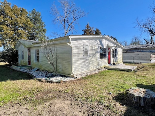 view of side of property featuring a lawn