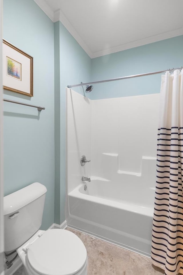 full bathroom with shower / bath combination with curtain, crown molding, and toilet