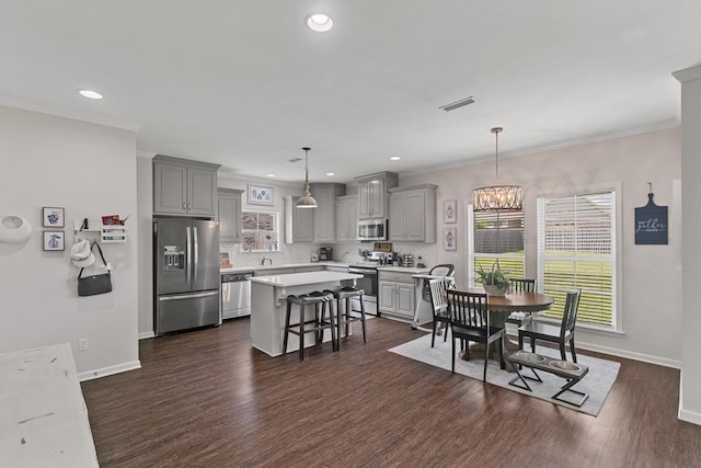 dining area featuring dark wood-type flooring, visible vents, recessed lighting, an inviting chandelier, and baseboards